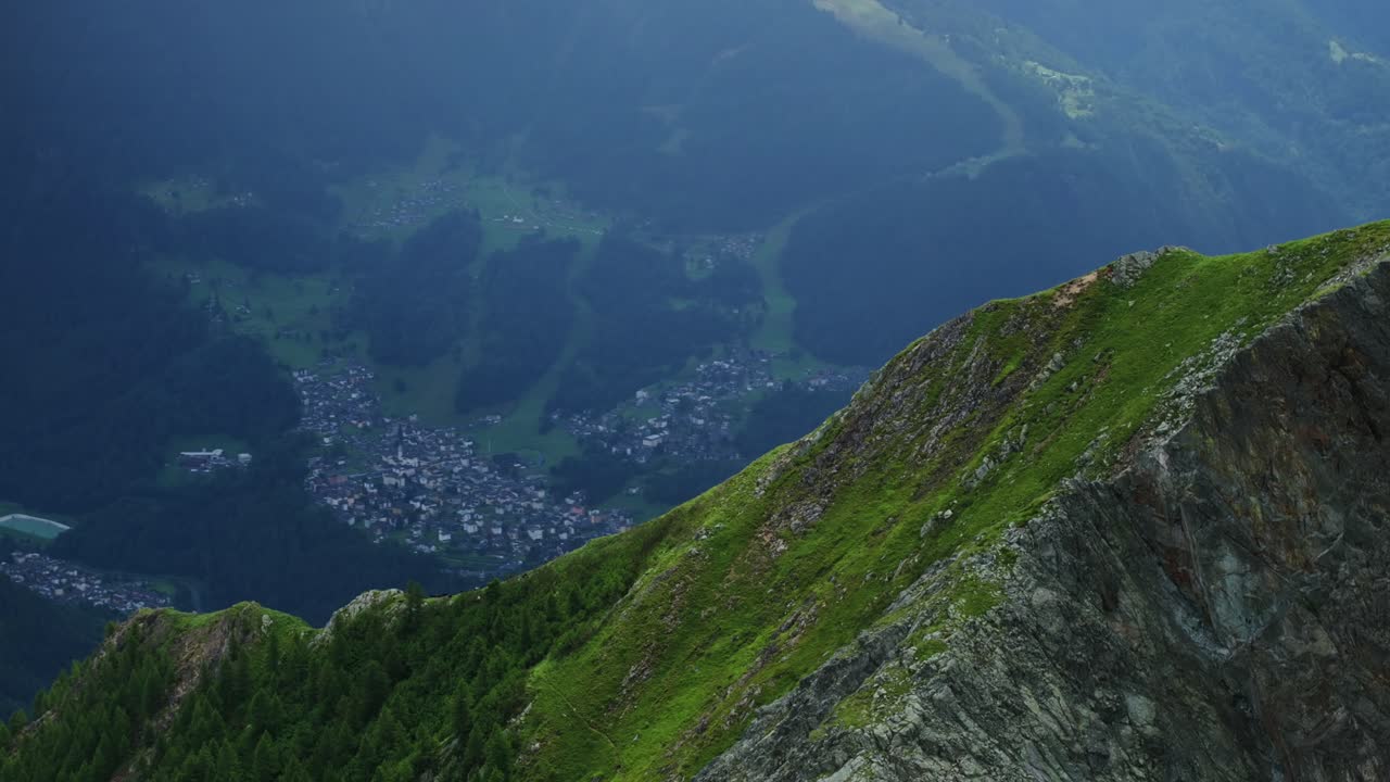 paisaje montañoso del valle de valmalenco en la temporada de verano