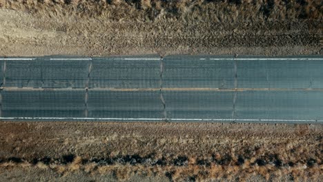 一辆吉普车在偏远地区的单车道高速公路上行驶