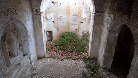 Luftaufnahme-Eines-Verlassenen-Klosters-In-Einem-Desolaten-Zustand