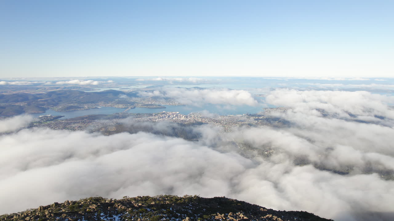 산 정상에서 도시의 극적인 샷