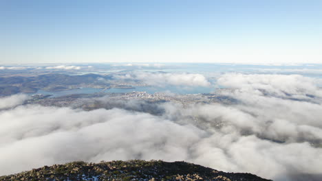 Toma-Dramática-De-La-Ciudad-Desde-La-Cima-De-Una-Montaña