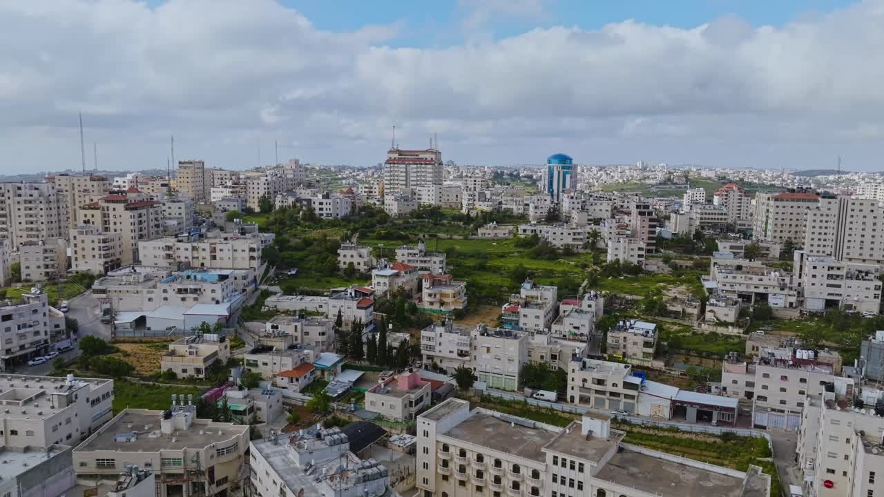 ciudad de hebrón con densos edificios y estructuras en palestina - toma aérea de avión no tripulado