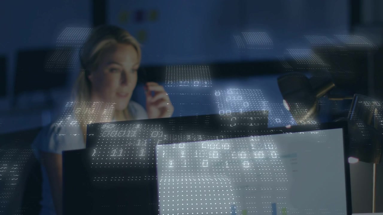 Donna al telefono, che esamina un grafico finanziario mentre una griglia binaria attraversa il monitor e le oscura il viso