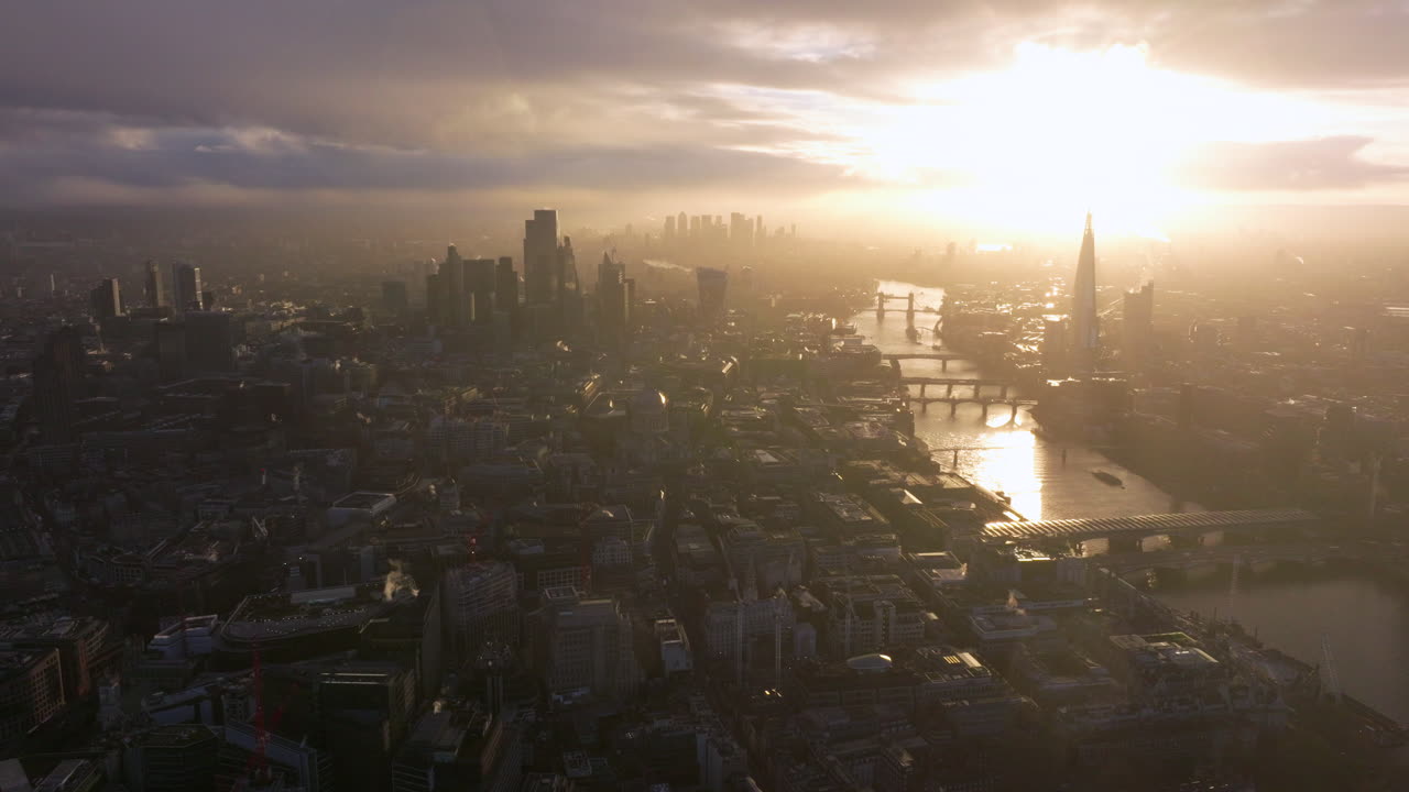 Tomada aérea alta em movimento deslizante da cidade de Londres ao nascer do sol.