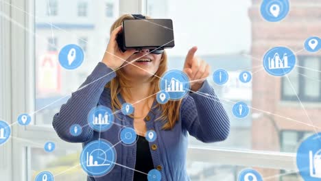 animazione di una rete di connessioni con icone su una donna che indossa un auricolare vr