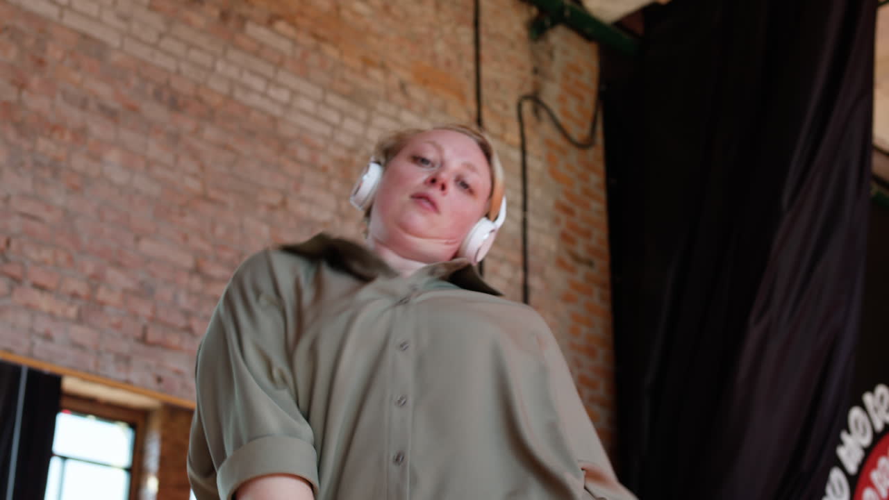 실내에서 춤을 추는 여자