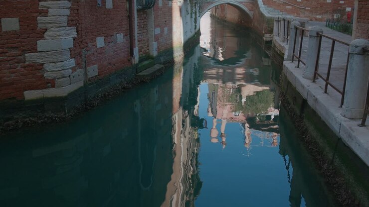 Riflessi sui canali veneziani all'alba, vista pittoresca. Italia