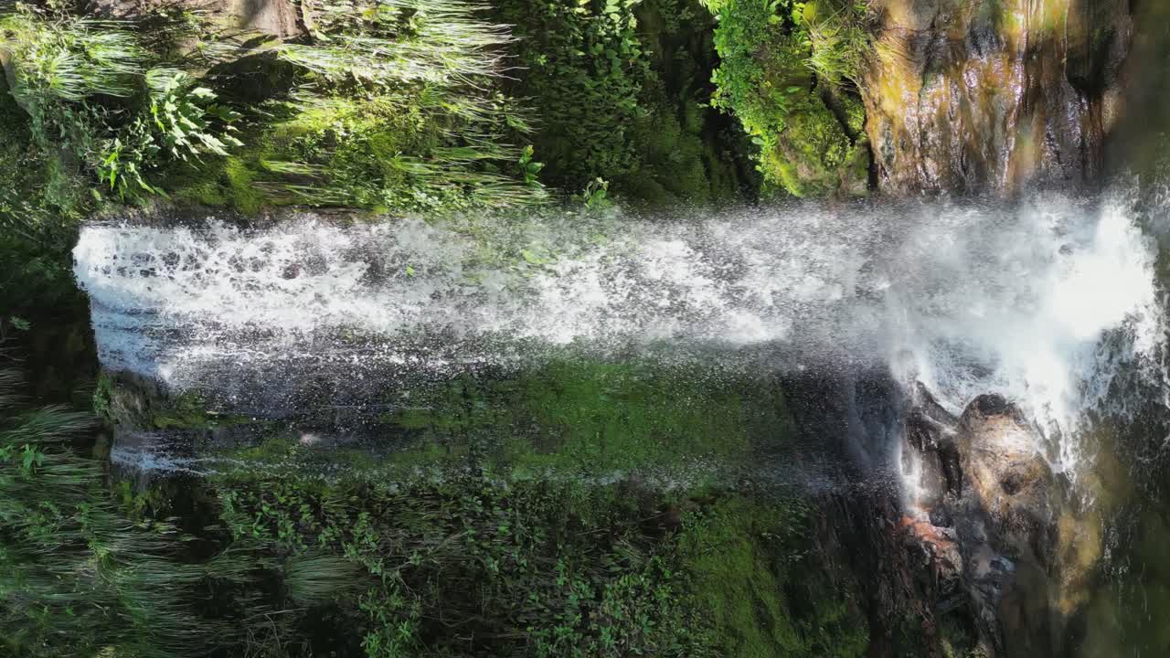 볼리비아의 보로에 있는 로스 빈제호스 폭포에서 찍은 수직 도리