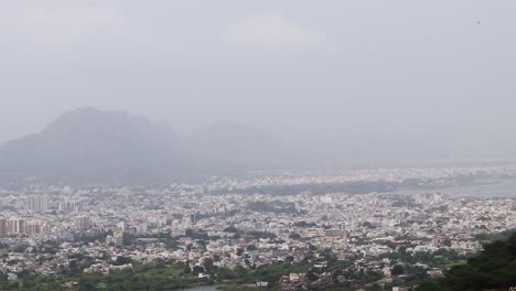 casas abarrotadas de la ciudad paisaje con fondo de montaña brumosa por la mañana desde un ángulo plano