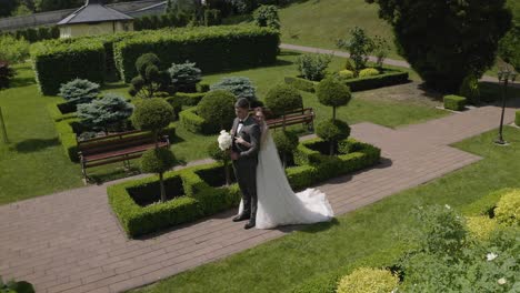 Schöne-Frischvermählte-Kaukasische-Braut-Und-Bräutigam-Mit-Blumenstrauß-Im-Park,-Erstes-Treffen-Des-Hochzeitspaares