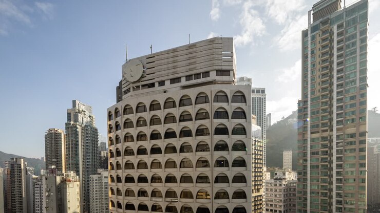 Time-lapse di un edificio moderno in costruzione e nuvole in movimento