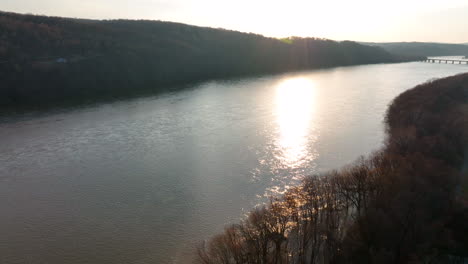 El-Río-Susquehanna-Fluye-A-Través-De-La-Zona-Rural-De-Pennsylvania,-Hacia-La-Bahía-De-Chesapeake