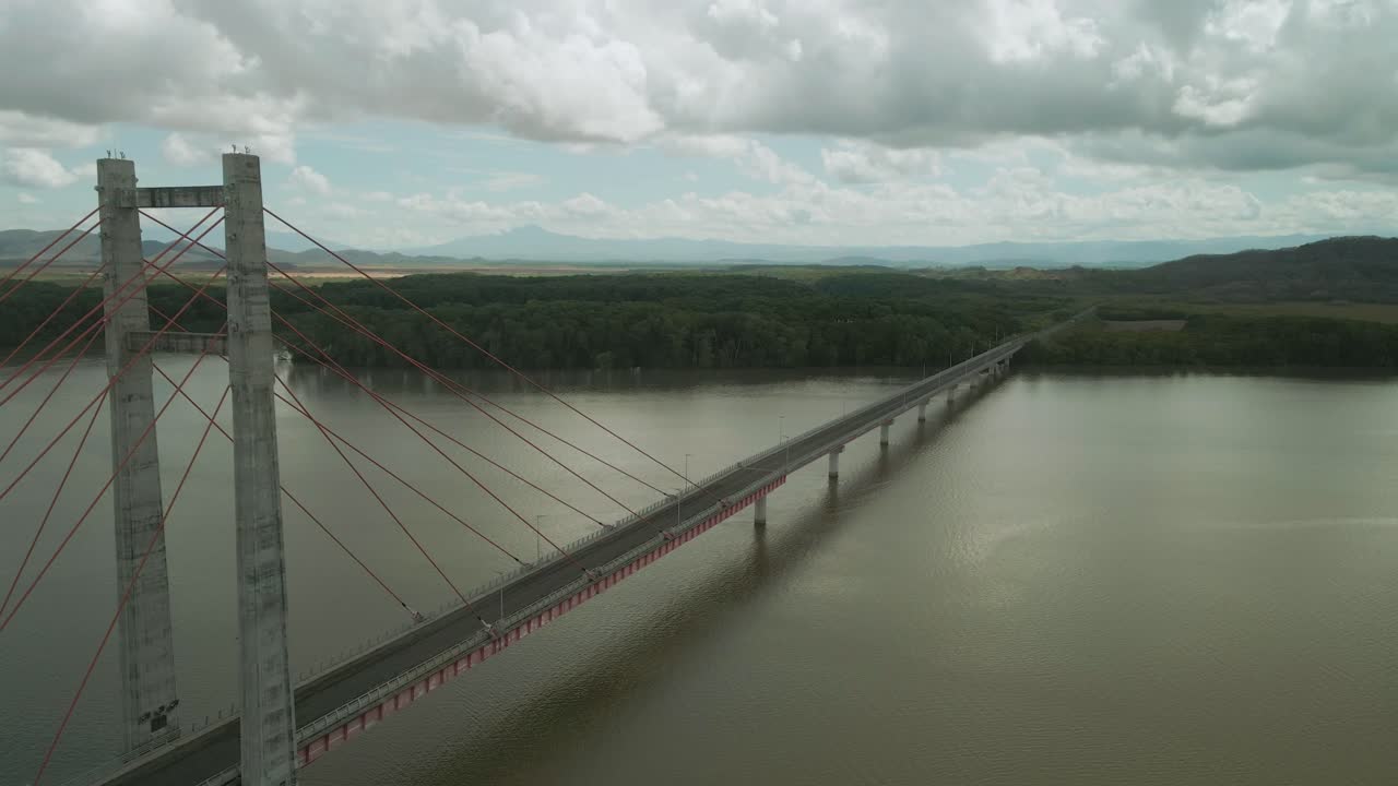 vista de drones sobre costa rica puente de la amistad de taiwán, puente de cable sobre el río tempisque, 4k