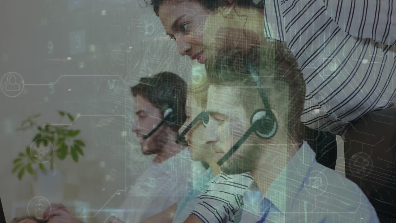 la mujer está ayudando a un agente del centro de llamadas.