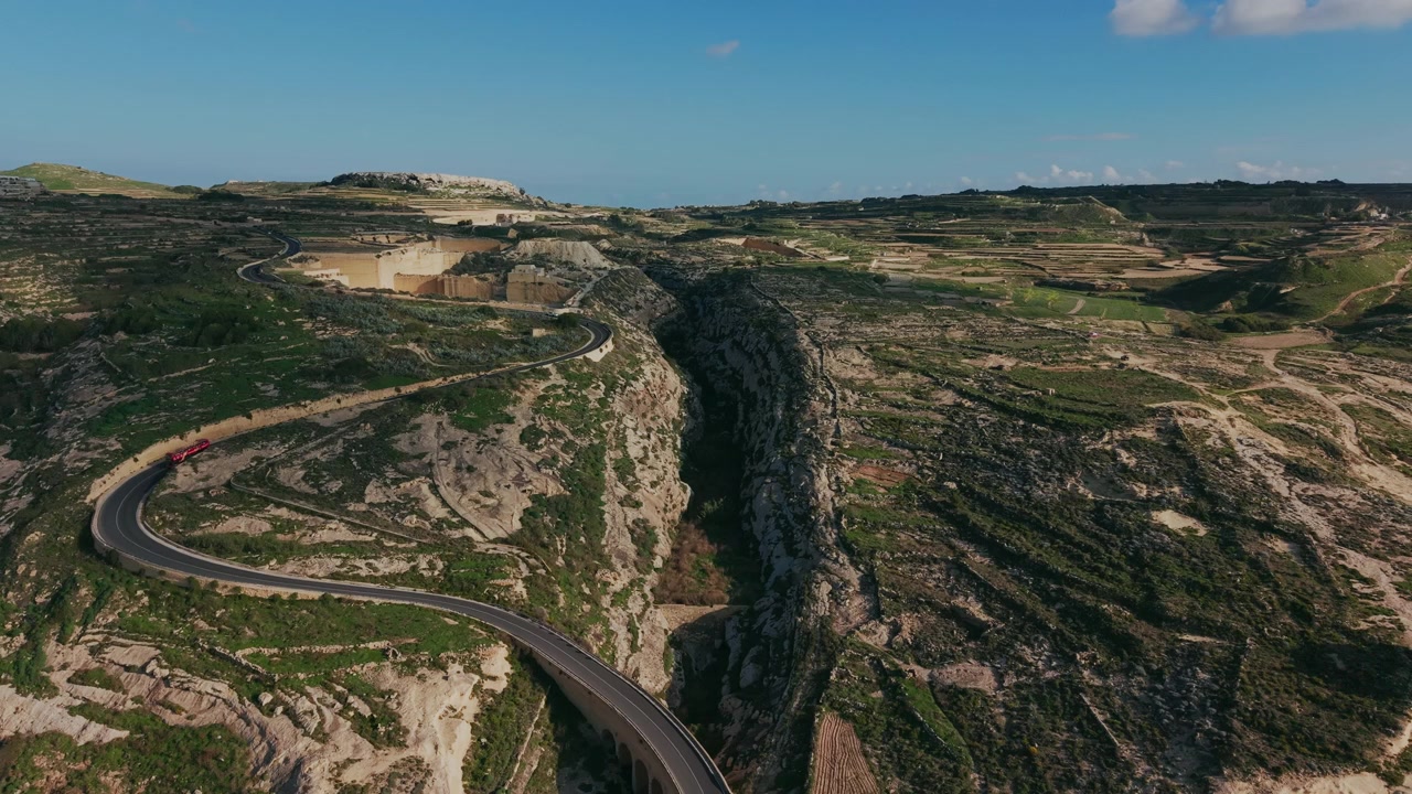 Vista aerea panoramica di una strada tortuosa e di una gola profonda a Malta