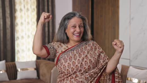 mujer india envejecida celebrando y animando