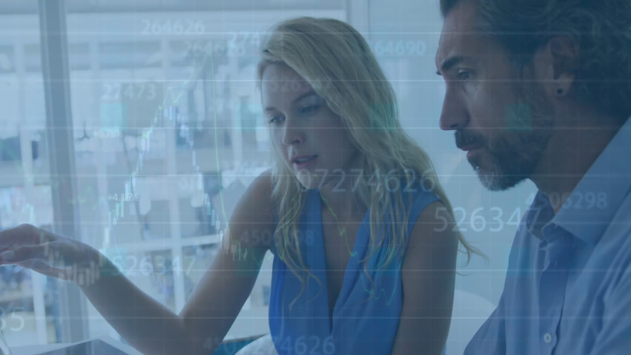 animación del procesamiento de datos financieros sobre diversas personas de negocios en la oficina