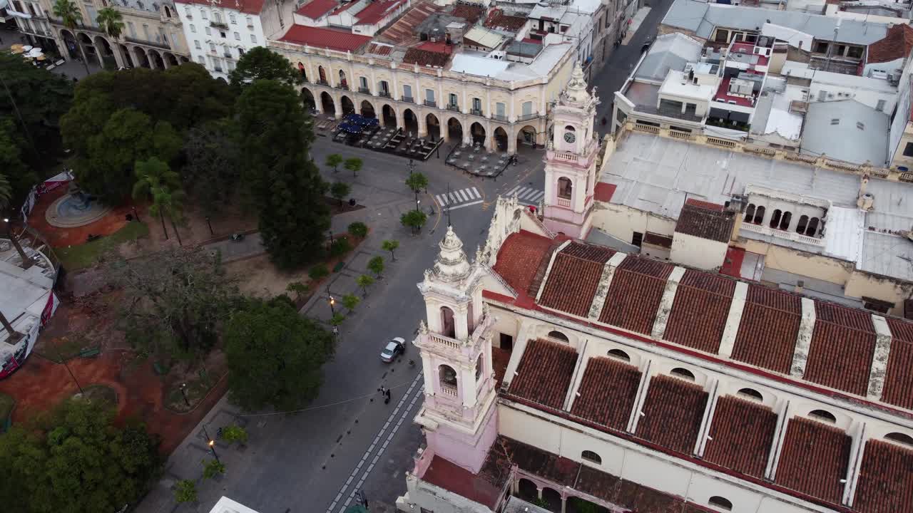 la basílica de salta en órbita aérea revela la plaza del 9 de julio en salta, argentina