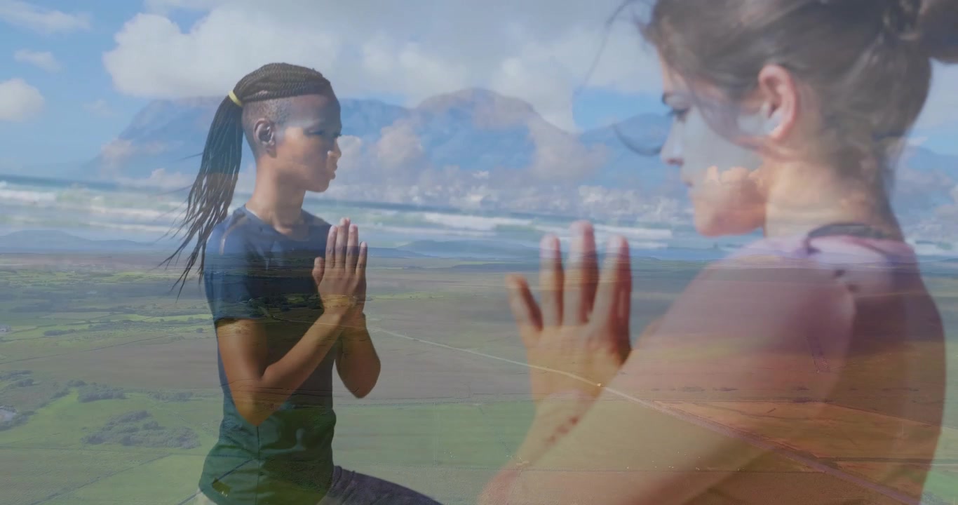 Duas mulheres fazendo a postura da árvore de yoga, câmera se afastando enquanto a sobreposição se resolve, palmas das mãos pressionando para equilíbrio.