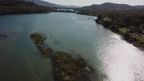 Fliegen-über-Den-See-Eildon-Victoria-Australien,-Antenne