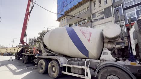 Abkippen-Auf-Betonlastwagen-Im-Einsatz-An-Einem-Hochhausstandort-In-Addis-Abeba,-Äthiopien