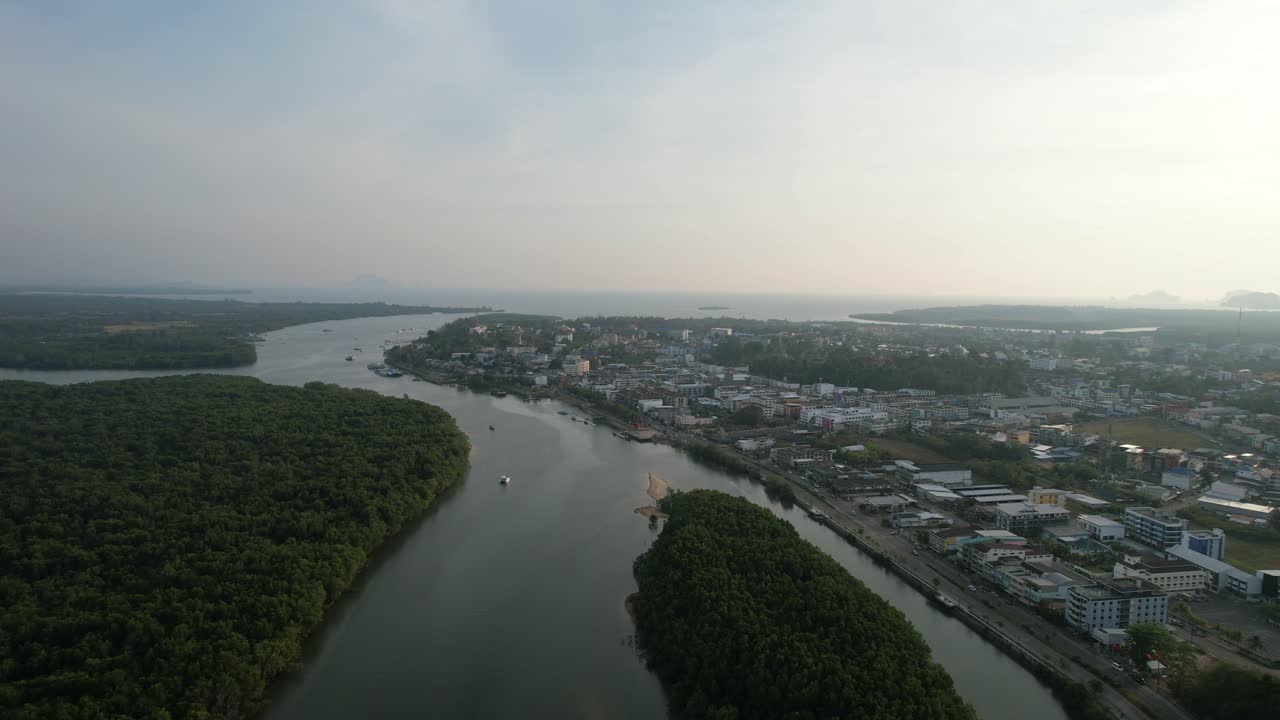 drones aéreos con vistas a un canal de ríos rodeados de bosques de manglares en la ciudad de krabi, tailandia, durante una tarde al atardecer