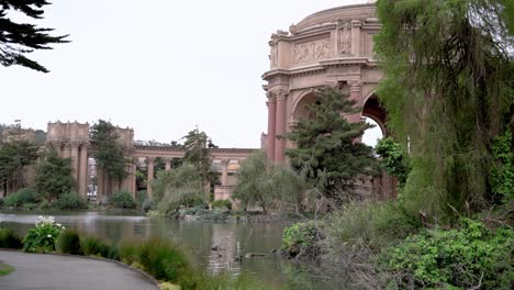 Vista-Escénica-De-Un-Lago-Por-El-Palacio-De-Bellas-Artes-En-San-Francisco