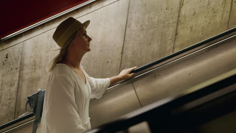 mujer en la escalera mecánica