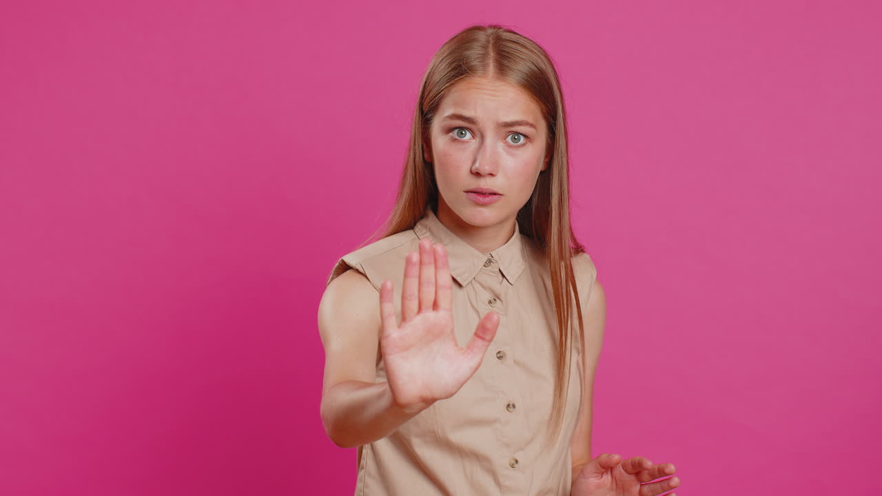 mujer dice no sostener la palma doblada manos cruzadas en el gesto de parada advertencia de terminar acceso prohibido