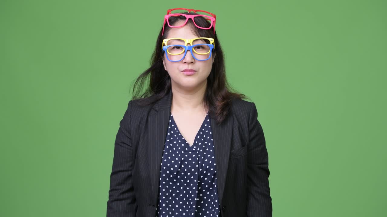 una hermosa mujer de negocios asiática madura que lleva muchas gafas como concepto gracioso