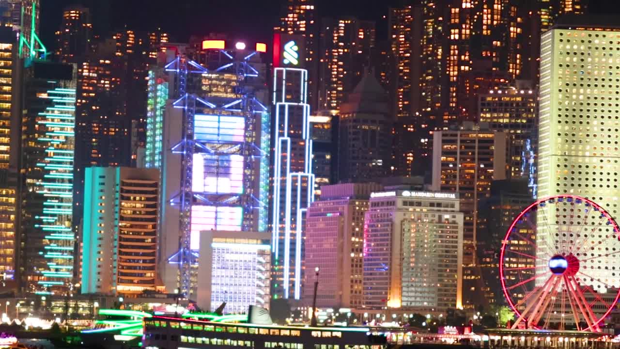 홍콩의 스카이 라인 위에 있는 다채로운 빛의 쇼