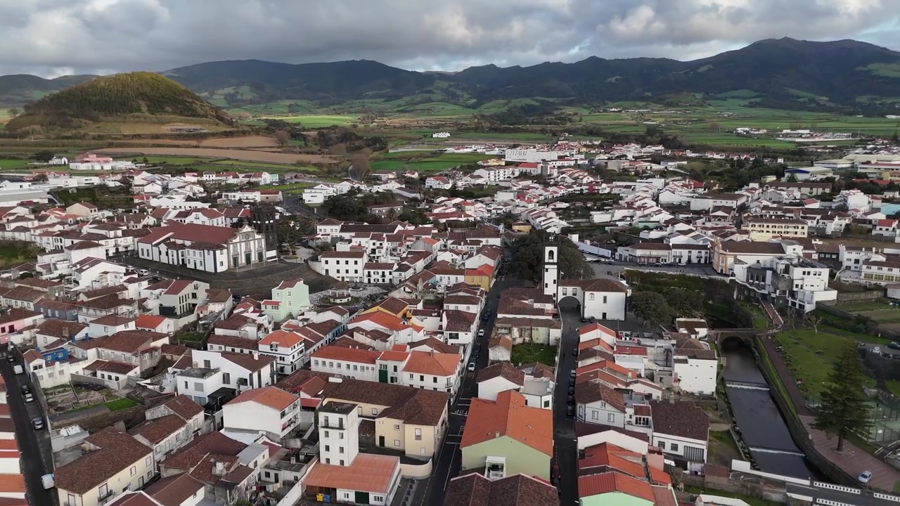 Vista drone delle tradizionali case imbiancate a calce e dei tetti di tegole rosse della città costiera di Vila Franca do Campo a Sao Miguel, Azzorre, Portogallo.