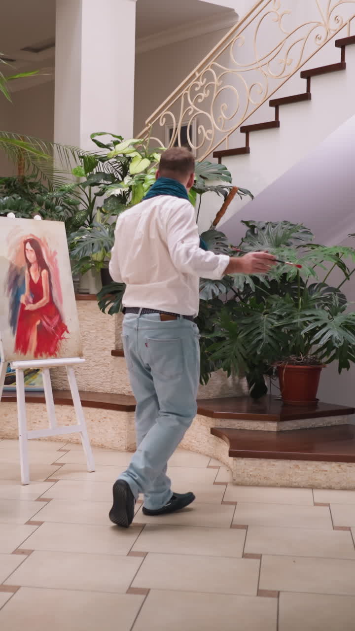 художник приносит движение в художественную студию. художник позволяет кисти следовать потоку танца, в результате чего получается картина. форма самовыражения от маэстро