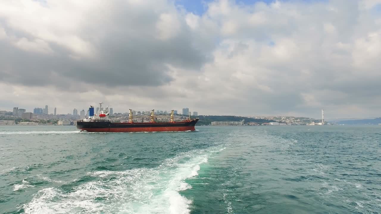un super buque cisterna que navega a lo largo del bósforo en estambul.