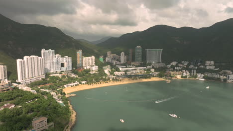 toma panorámica lenta de un dron aéreo de repulse bay durante un día nublado, hong kong