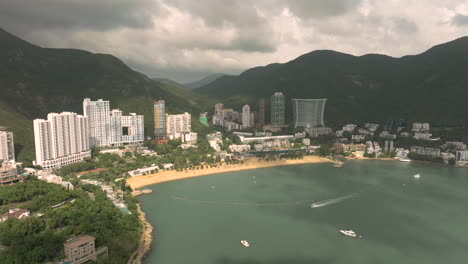 langsame schwenkaufnahme der repulse bay aus der luft an einem bewölkten tag in hongkong