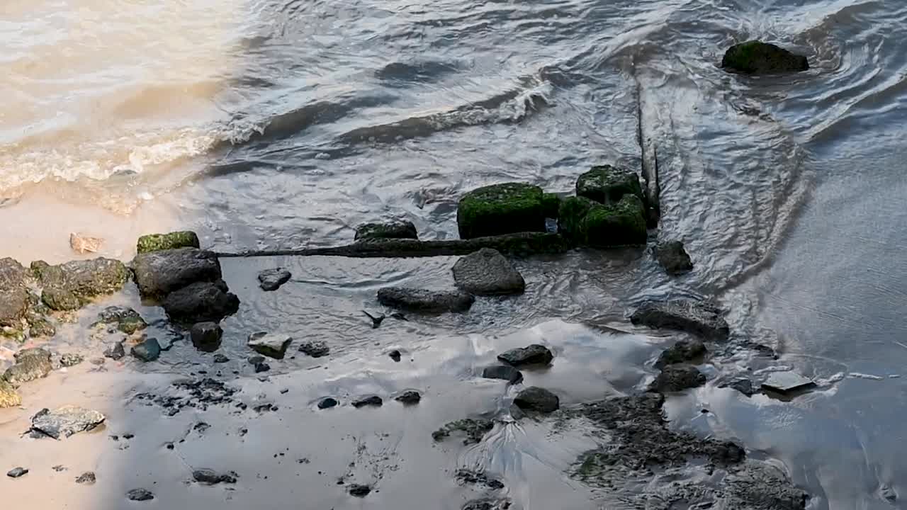 L'acqua sta salendo, Tamigi, Londra, Regno Unito.