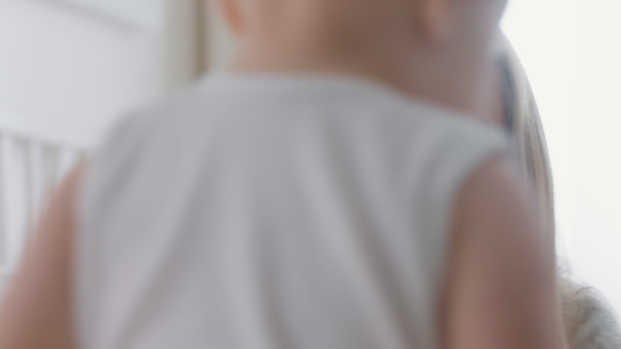 madre que toma una foto de su bebé usando un teléfono inteligente feliz madre emocionada que disfruta fotografiando a un bebé lindo compartiendo el estilo de vida de la maternidad en las redes sociales