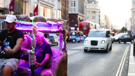 un rickshaw navegando por el concurrido tráfico de las calles de londres