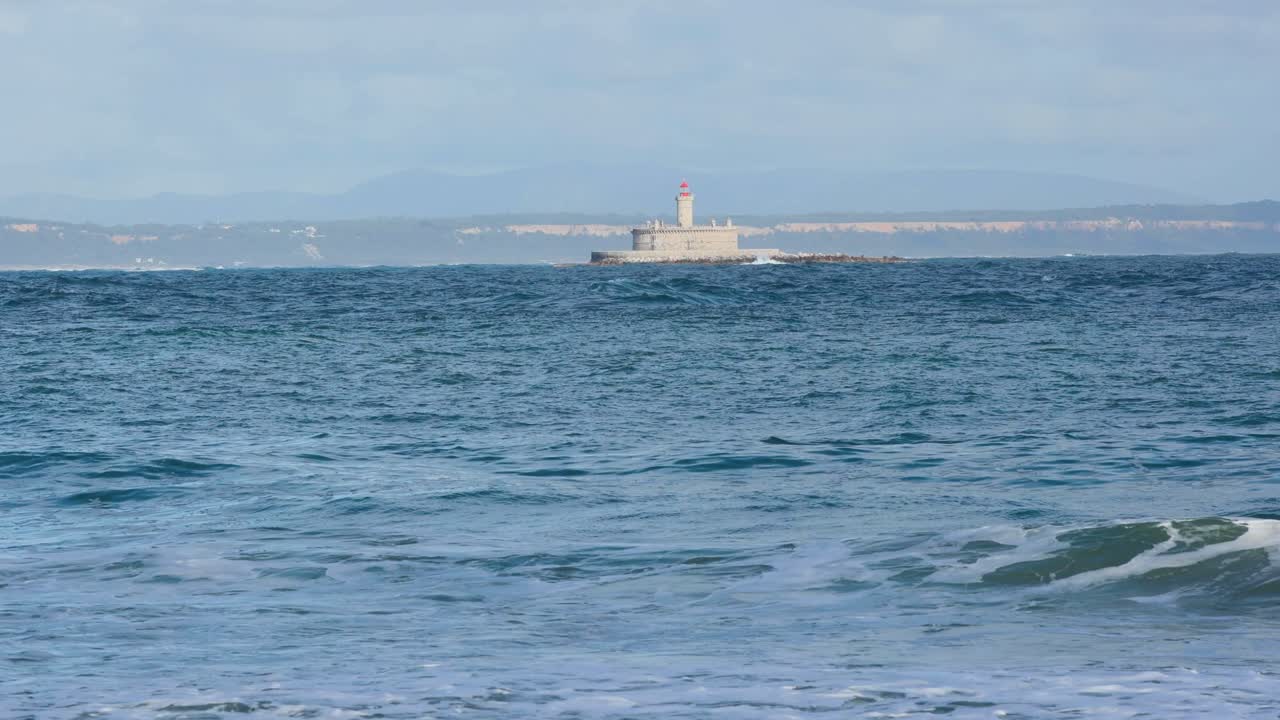 입 타구스 강 위의 부기오 등대로 바다로 접근하는 공중 - 리스본 4k