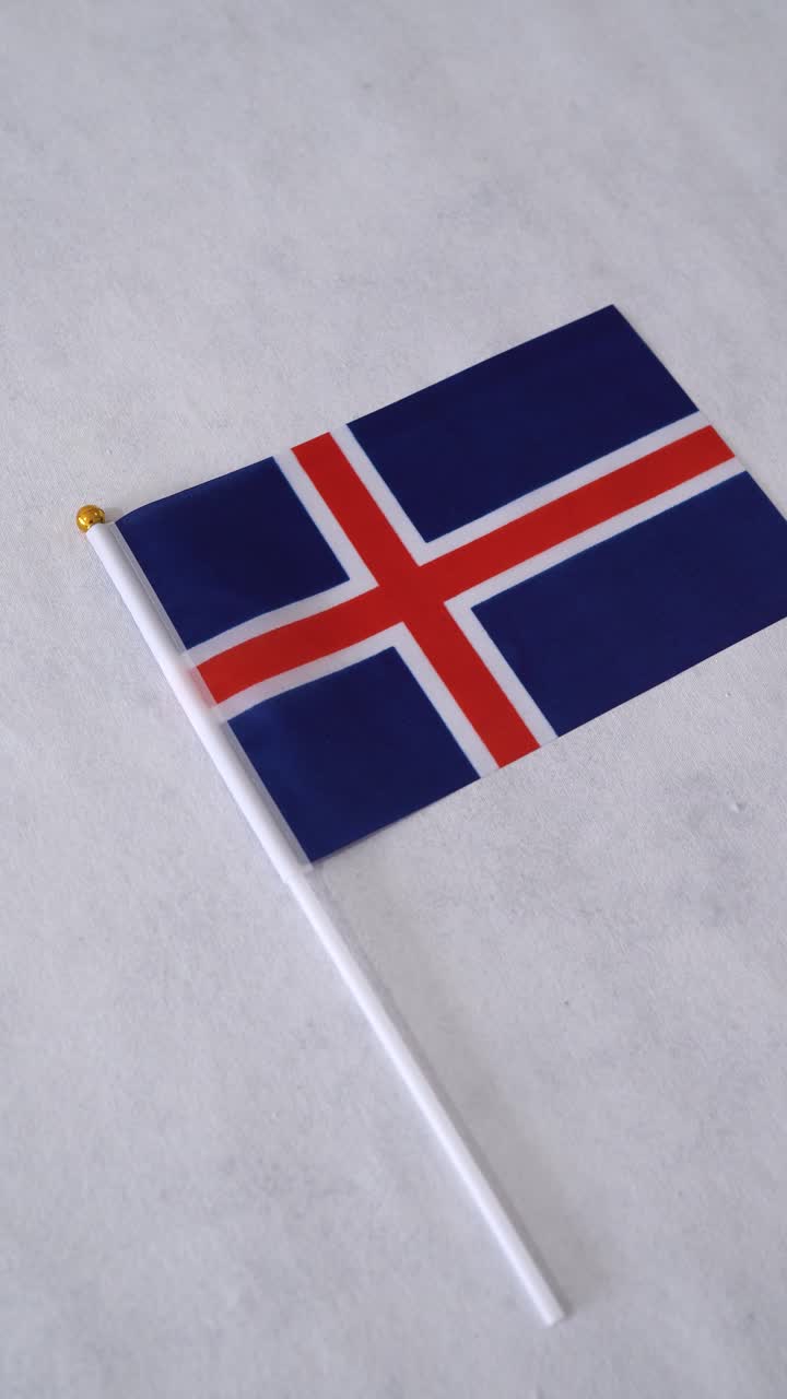 Islands flagg, vertikalt bilde på hvit bakgrunn. Det islandske nasjonalflagget.