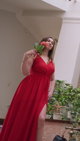 mulher de vestido vermelho torna-se modelo vivo. o pintor capta habilmente o fascínio da mulher através de cada pincel no estúdio de arte. artesanato magistral