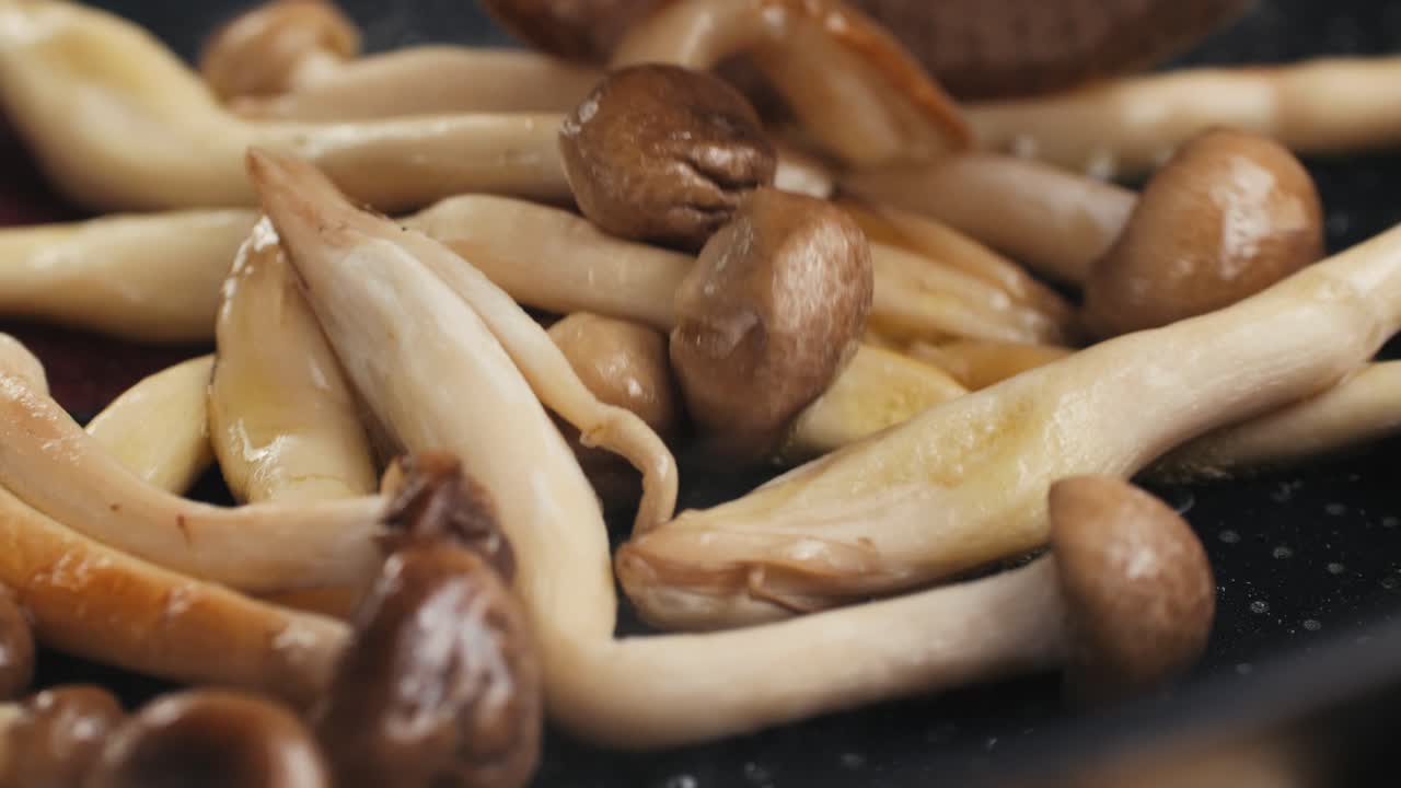 freír setas en una sartén