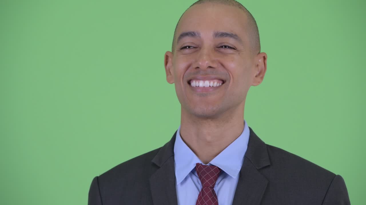 feliz guapo calvo hombre de negocios multiétnico