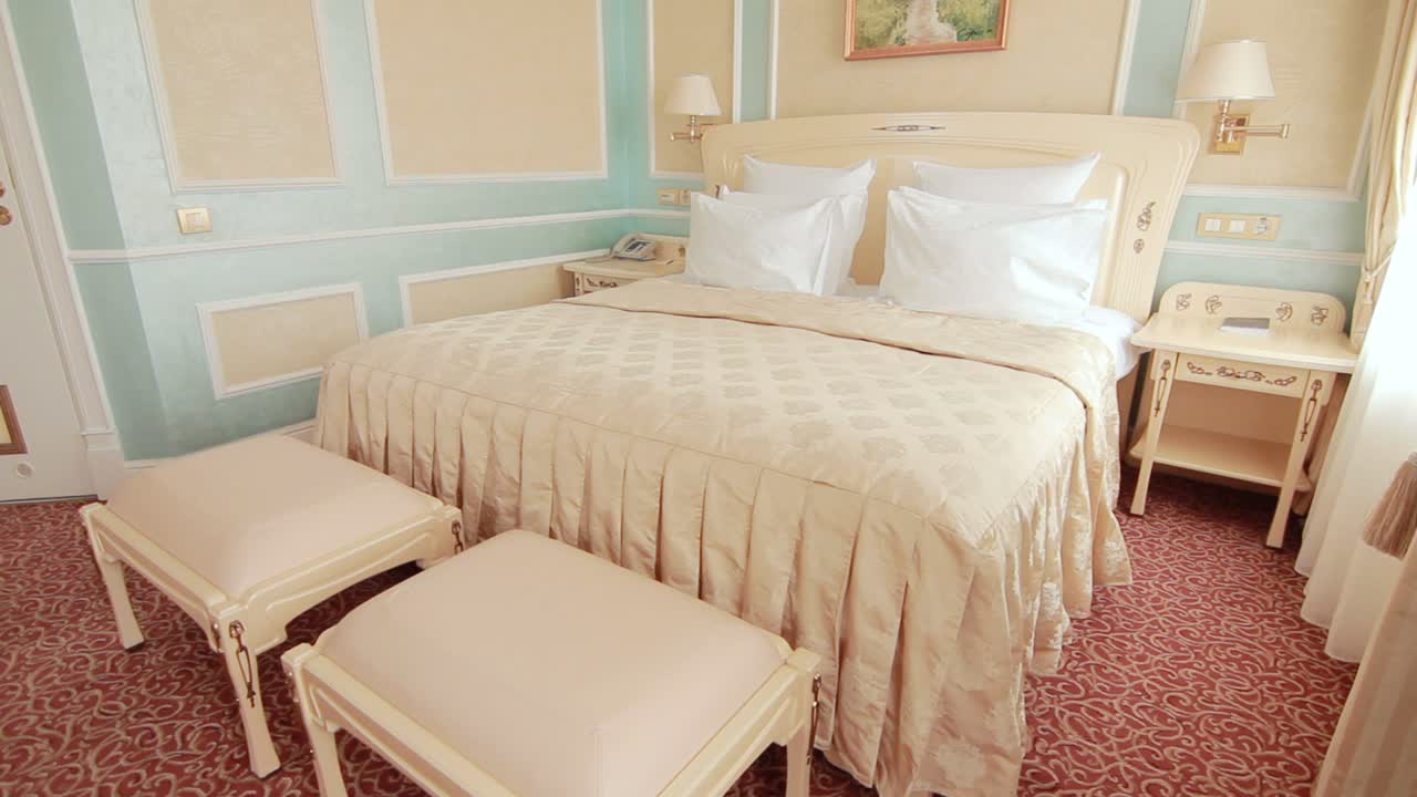 아파트 객실 호텔에서 부드러운 베개와 담요로 편안한 침대