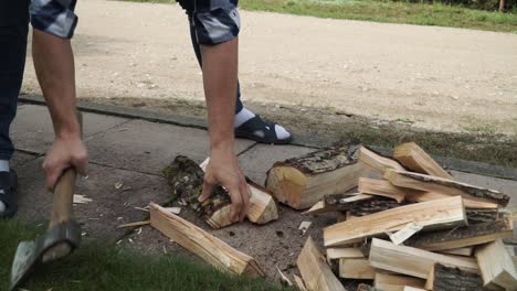 El-Joven-Está-Cortando-Leña-Para-La-Chimenea