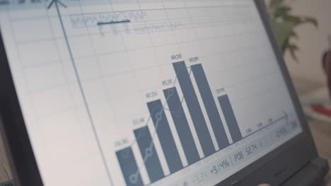 el gráfico de barras del mercado de valores está aumentando lentamente y muestra un desarrollo positivo, ganancias y éxito en los acuerdos.