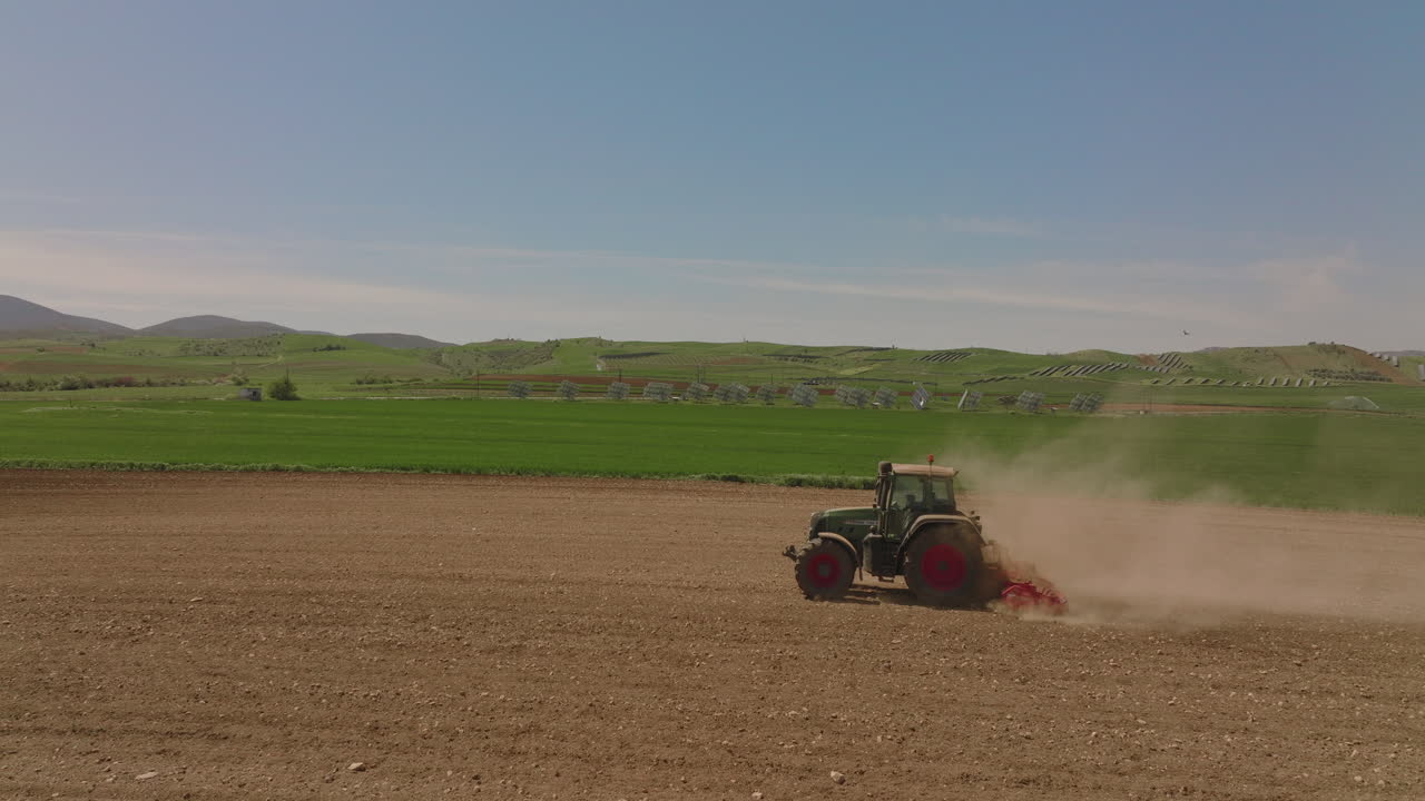 에서 일하는 트랙터