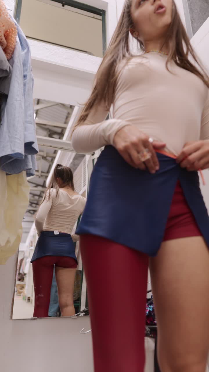 mujer probando ropa en un camerino