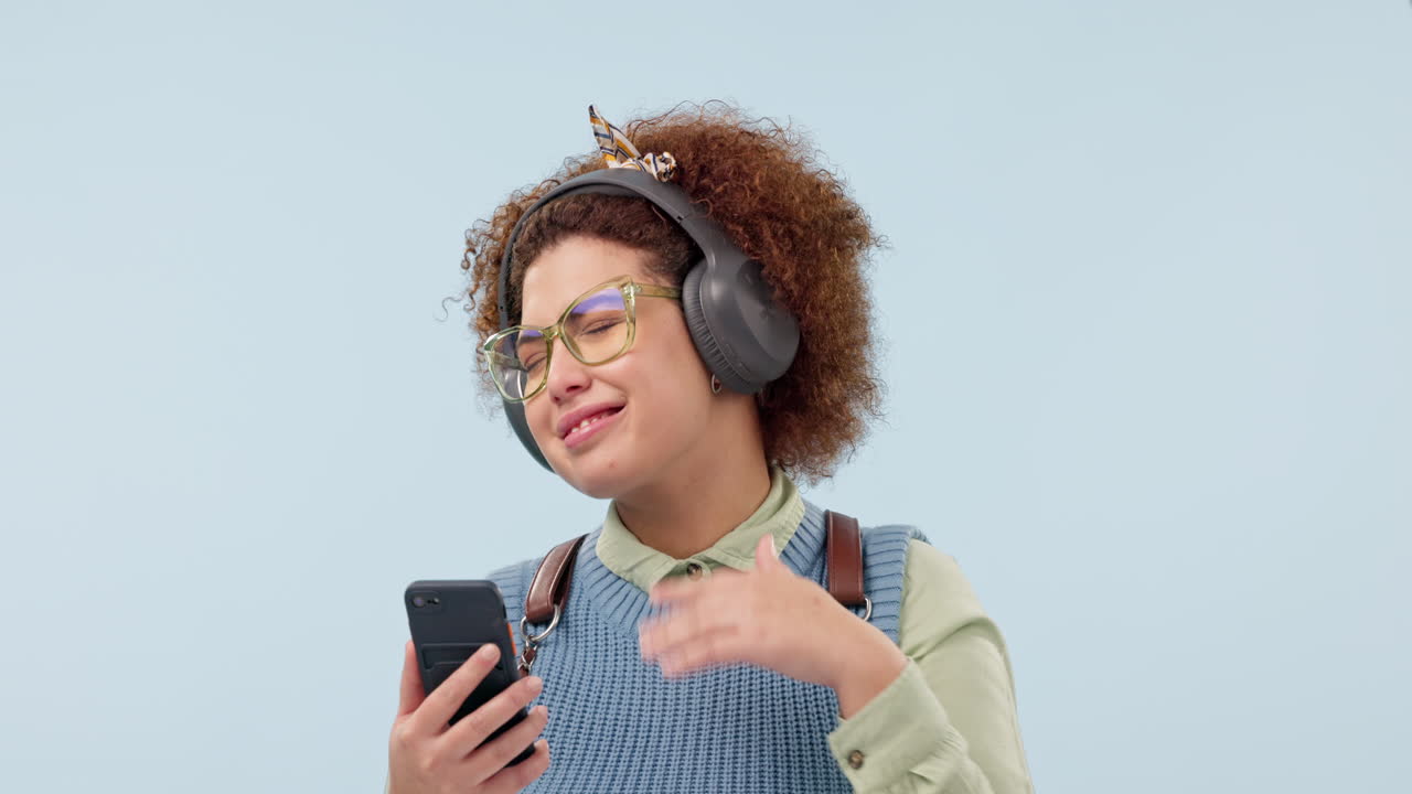 auriculares de música, teléfono y danza de la mujer feliz